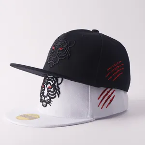 Dettaglio berretto da baseball con testa di tigre ricamata, cappello hip-hop visiera piatta b/n.