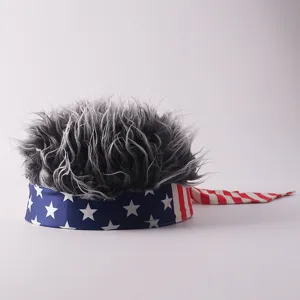 Primer plano de sombrero peluca gracioso con diadema de bandera estadounidense y pelo gris.