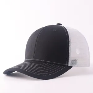 Gorra trucker clásica en color negro y blanco con malla transpirable y visera curvada.