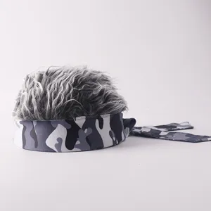 Gorra visera peluca novedad con diadema camuflaje gris y pelo sintético muy suave.