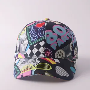 Gorra de béisbol con estampado digital retro de los 80, diseño colorido y visera curva.