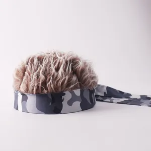 Primer plano detalle de gorro peluca novedad con cabello rizado y diadema de camuflaje.