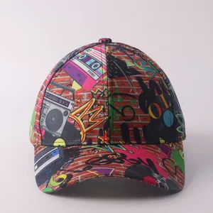 Gorra de beisbol con estampado de graffiti colorido y patron de casete retro, estilo urbano.