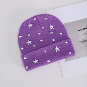 Gorro de punto morado decorado con brillantes pedrerías de estrellas y cristales.