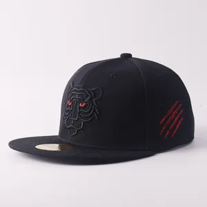 Cappellino piatto nero con testa di tigre ricamata e artigli rossi per stile streetwear alla moda.