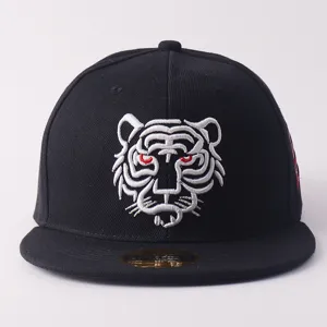 Primo piano del cappellino da baseball nero con visiera piatta e testa di tigre ricamata.