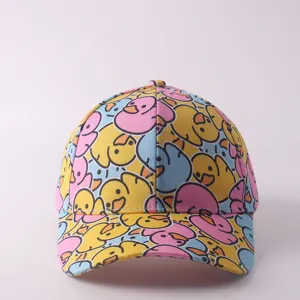 Detalle de estampado de pato de dibujos animados en gorra de béisbol con visera curva, colorido.