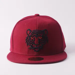 Vista dettagliata del cappellino snapback bordeaux con ricamo della testa di tigre nero-rossa.
