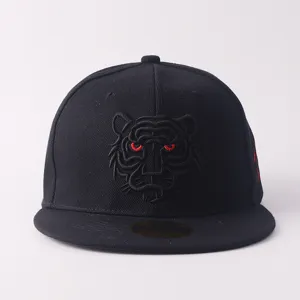 Cappello snapback nero con testa di tigre ricamata in nero e occhi rossi in stile hip-hop.