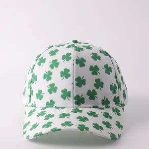 Gorra de béisbol blanca con estampado de trébol verde, visera curvada casual para uso diario.