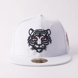 Cappellino da baseball bianco ricamato con tigre e tesa piatta, stile hip-hop casual.