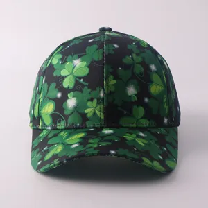 Vista detallada de la moderna gorra de béisbol estampada con diseño de trébol verde.
