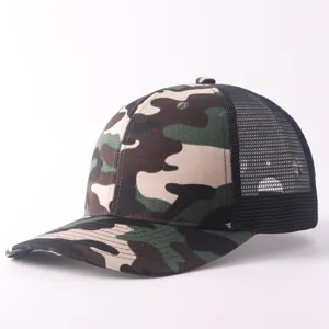 Vista de cerca de la gorra trucker de camuflaje con malla transpirable y visera curvada.