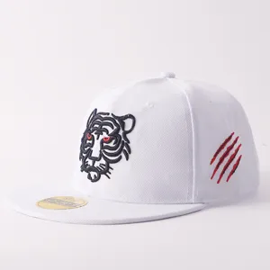 Cappellino da baseball hip-hop bianco con testa di tigre ricamata e graffi rossi alla moda.