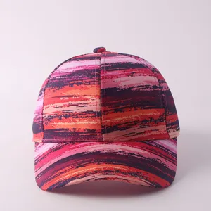 Detalle de gorra de béisbol con estampado digital y patrón de pinceladas en la visera curva.