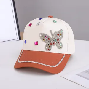 Gorra de béisbol con mariposa de estrías de moda, diseño bicolor con cristales brillantes para mujeres.