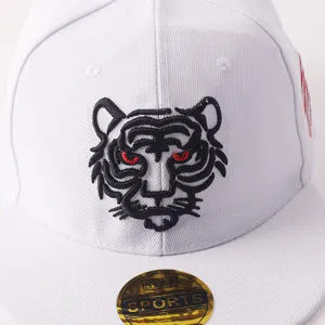 Cappellino da baseball ricamato con testa di tigre bianca in stile hip hop tesa piatta.