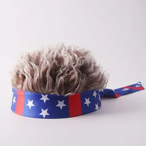 Primer plano detallado de la divertida diadema con peluca, patrón de bandera y pelo sintético.