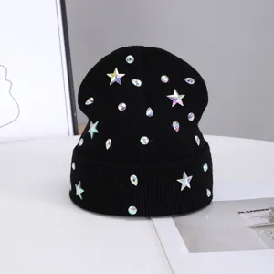 Gorro de punto negro decorado con estrellas de pedrería cristal iridiscente para invierno