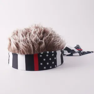 Vista detallada de un sombrero de diadema de peluca de moda con pelo sintético y cinta de bandera.