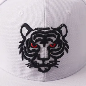 Vista dettagliata dell'elegante berretto da baseball ricamato con testa di tigre.