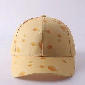 Gorra de béisbol amarilla con estampado de queso y visera curva clásica para un gran estilo.