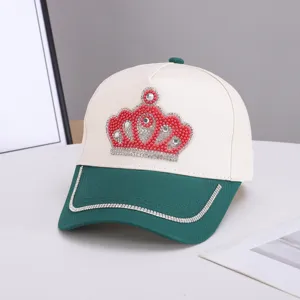 Vista detallada del adorno de corona de estrás y el borde brillante en la gorra de béisbol.