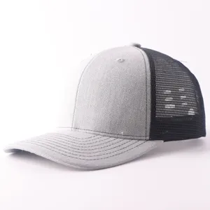 Primer plano detallado de la gorra trucker gris y negra de malla con costuras transpirables.