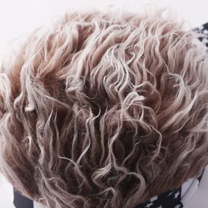 Primer plano de la textura de cabello de peluca rizada sintética con patrón de estrellas.