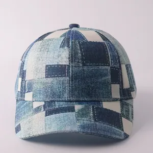 Vista detallada de la gorra de béisbol de mezclilla con parche y textura fina.