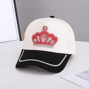 Gorra de béisbol elegante con corona de diamantes de imitación para mujer, sombrero bicolor chic.