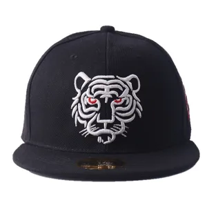 Cappellino snapback nero con elegante ricamo di testa di tigre bianca e occhi rossi per stile hip hop.
