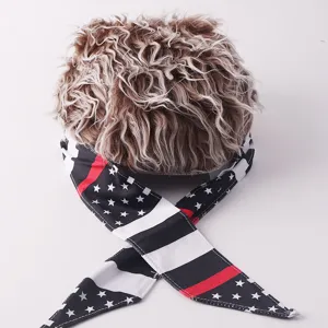 Primer plano del divertido sombrero de pelo rizado novedoso con diadema de bandera de EE. UU. y y