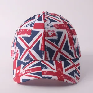 Vista detallada de la gorra de béisbol con estampado digital y visera curva clásica única.