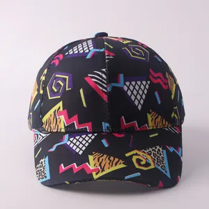 Gorra de beisbol con estampado digital geometrico retro y visera curva casual.