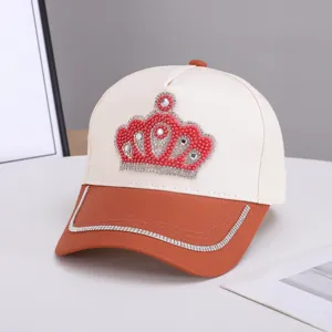 Gorra de beisbol elegante con corona de estrases y visera de contraste para mujer.