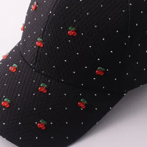 Schwarze Baseballkappe mit Mesh-Textur, glitzernden Strasssteinen und roten Kirsch-Details