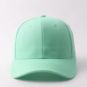 Vista detallada de gorra de béisbol de algodón verde menta con corona rígida y visera ancha.