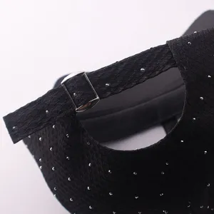 Detailansicht des hinteren Riemens einer schwarzen Strass-Baseballkappe mit Metallschnalle.