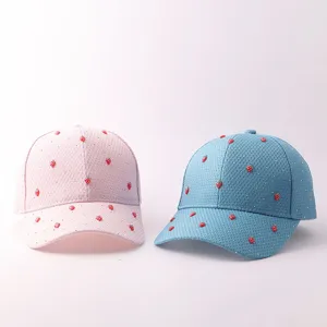 Detailansicht der atmungsaktiven Netz-Baseballcaps mit glänzendem Strass und Erdbeeren.