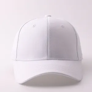 Primer plano detallado de una gorra de béisbol blanca lisa de algodón con visera.