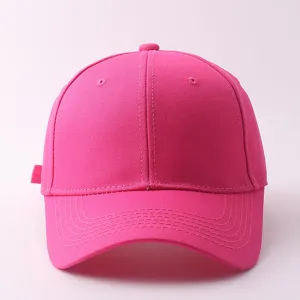 Vista detallada de la gorra de béisbol rosa lisa, con paneles estructurados y visera.