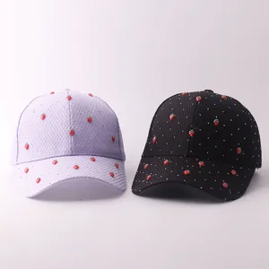Detailansicht atmungsaktiver Mesh-Baseballcaps, dekoriert mit Erdbeeren und Strasssteinen.
