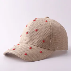 Detailansicht der atmungsaktiven Mesh-Baseballcap mit Strasssteinen und roten Kirschen.