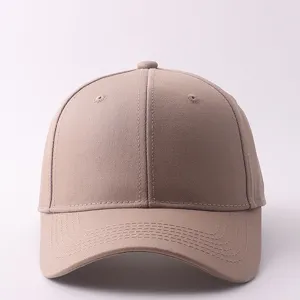 Detalle de gorra de béisbol de algodón liso, visera rígida caqui para uso diario.