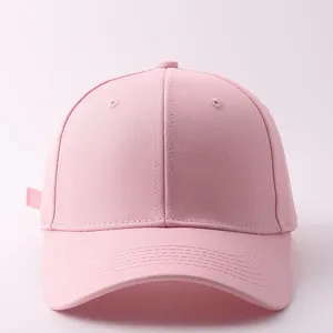 Primer plano detallado de la gorra rosa, mostrando la textura y costuras limpias de la visera.