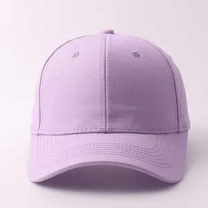 Vista detallada de la sencilla gorra de béisbol de algodón liso en morado claro, visera clásica.