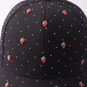 Schwarze Strass Baseballkappe mit süßen roten Erdbeeren, atmungsaktiver Mesh Hut.