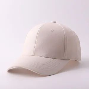 Gorra de béisbol de algodón lisa en primer plano, visera rígida y diseño minimalista.