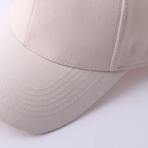 Primer plano detallado de la gorra de algodón puro con costuras limpias y visera.